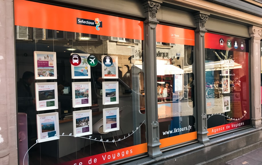 Adhésif publicitaire vitrine posé sur la façade LK Tours