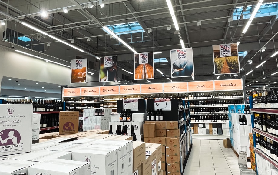 Ensemble de panneaux PLV dans un centre Leclerc de la région nantaise