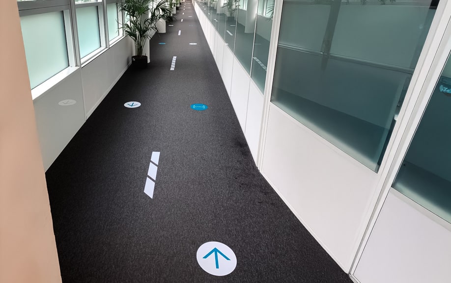 Marquage au sol design dans les couloirs de Renault