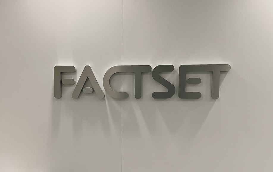 Lettrage mural en relief avec le logo FACTSET
