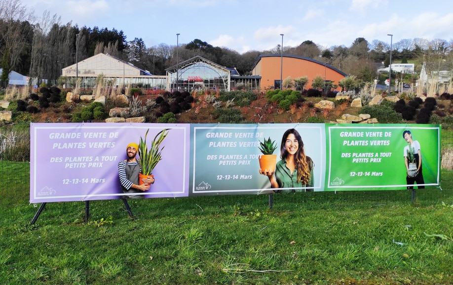 Banderole publicitaire installée pour une vente de plantes