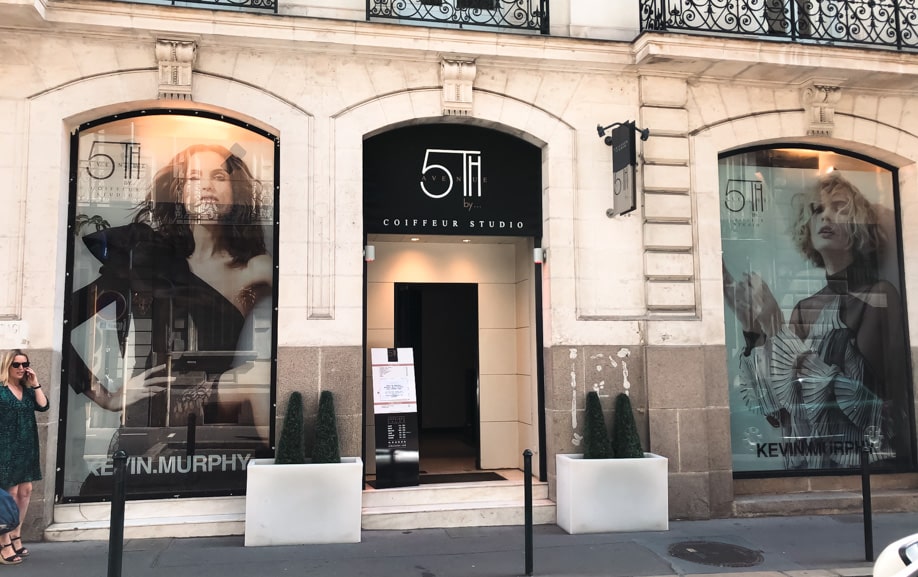 Décoration de vitrine pour le salon de coiffure 5th Avenue à Nantes
