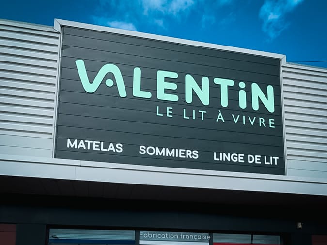 Enseigne d'une boutique de matelas