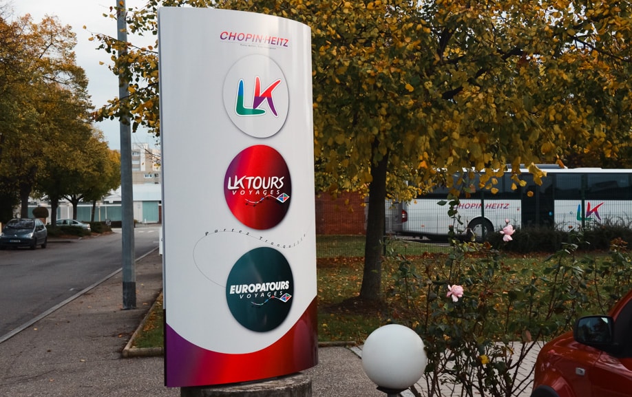 Vue de l’enseigne totem conçue et posée par Graphitis sur site tertiaire