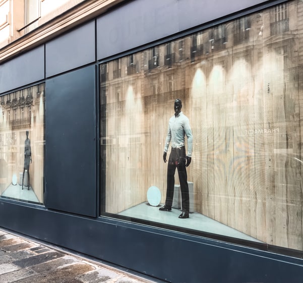 Vitrine de commerce avec habillage temporaire en trompe l'oeil