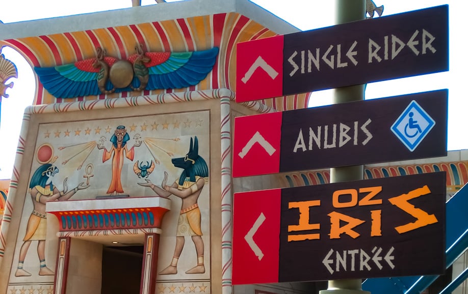 Panneau de signalétique directionnelle extérieure décoratif et sur mesure