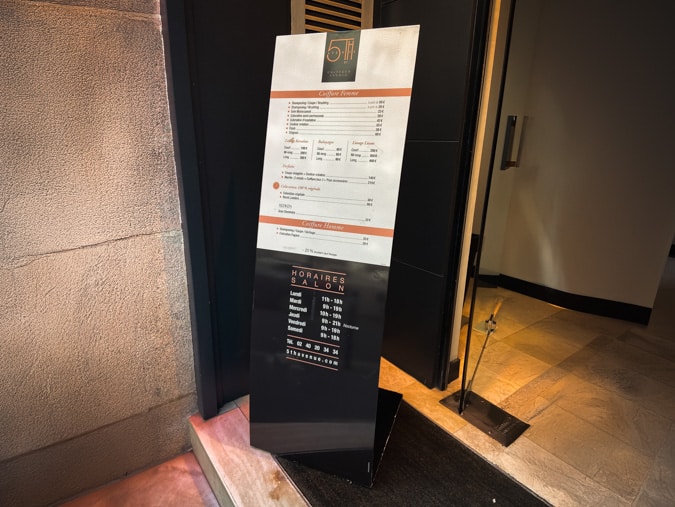 Exemple de panneau réalisé par Graphitis devant un magasin