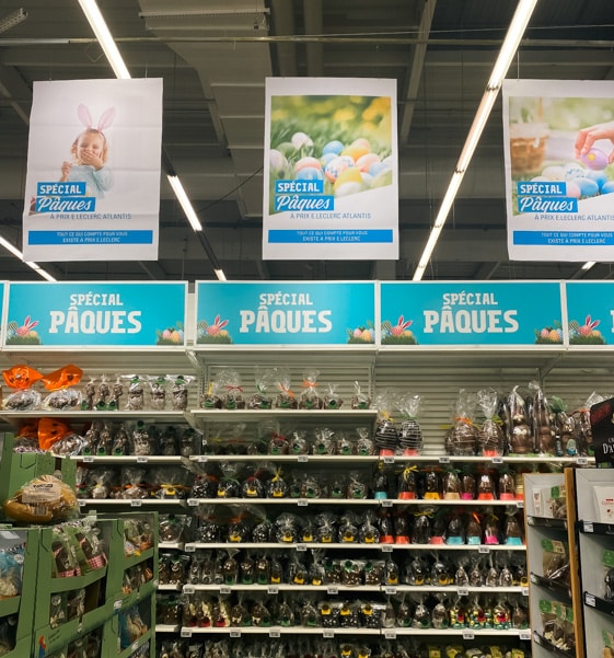 Ensemble de panneaux publicitaire installés dans une grande surface
