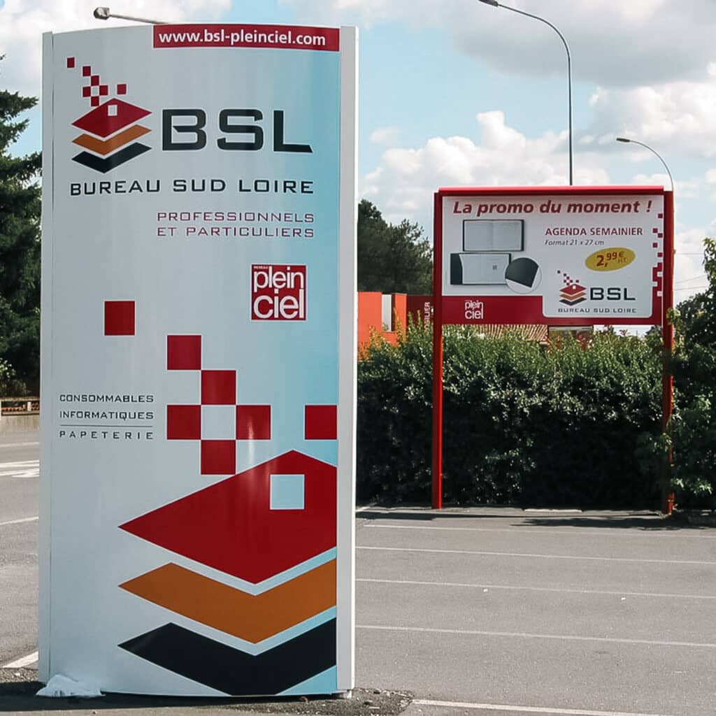 Panneau publicitaire réalisé par Graphitis dans la région nantaise