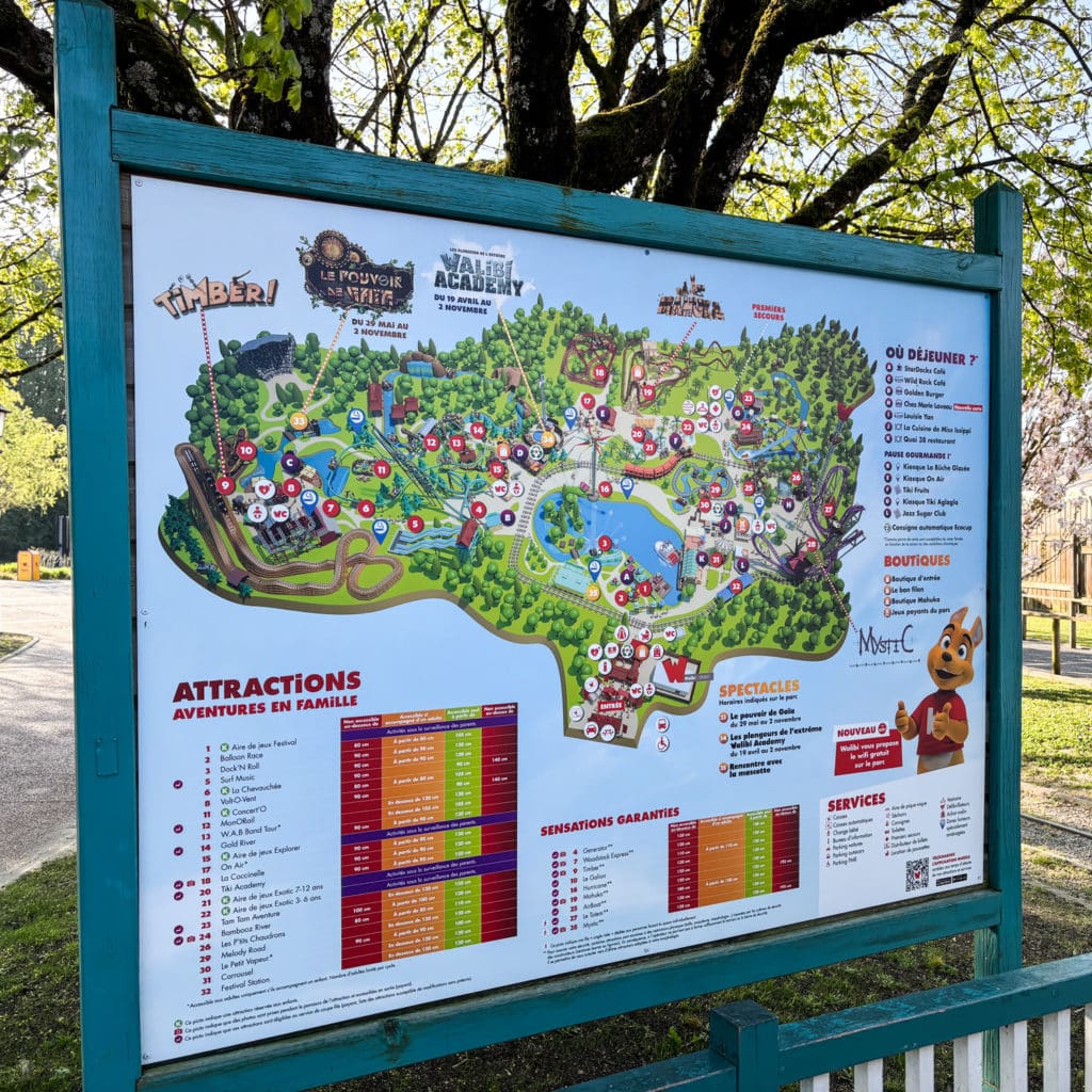 Panneau de signalétique extérieur installé dans un parc