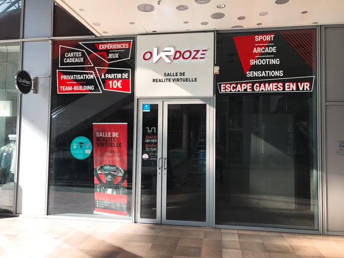 Vitrine de commerce avec PLV et stickers décoratifs