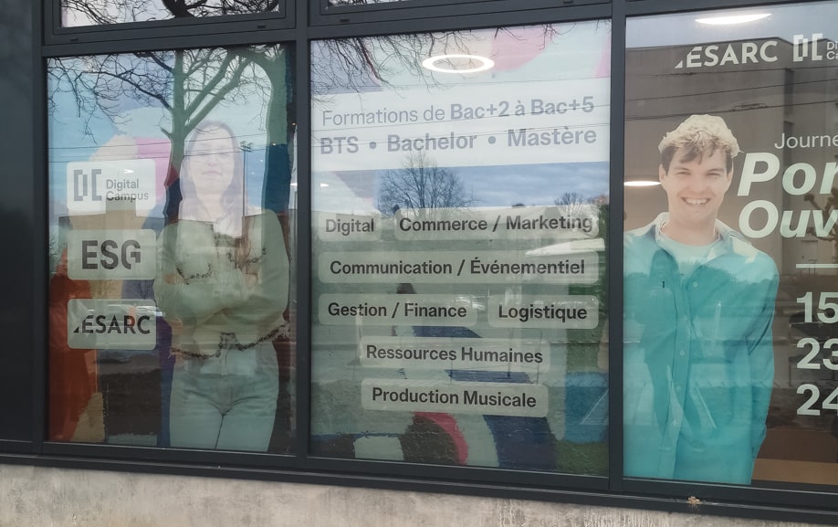Vitrophanie sur mesure installée à l’entrée du campus Digital Campus Nantes