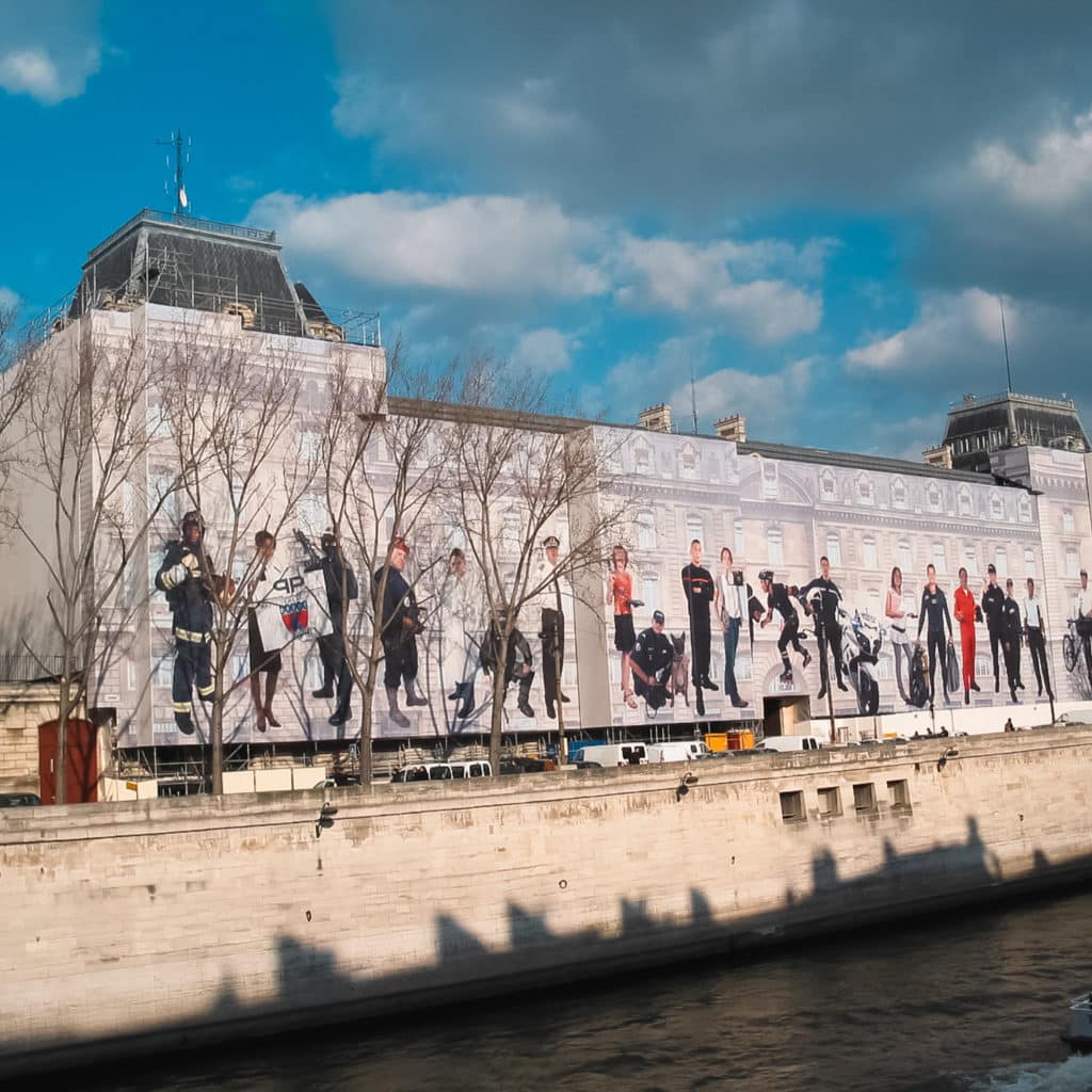 Exemple de signalétique de chantier avec des bâches d'échafaudages