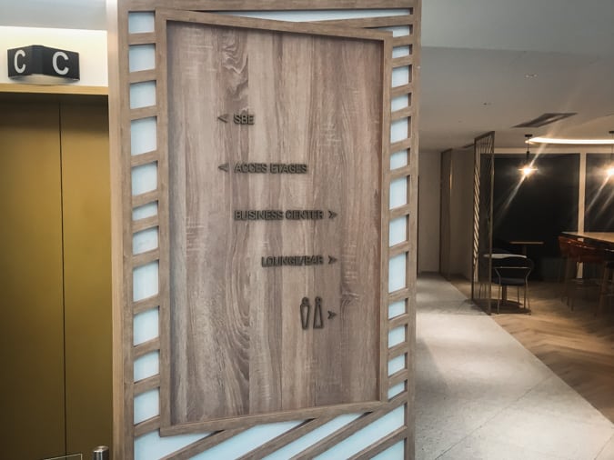 Panneau de signalétique directionnelle à l'intérieur d'un bâtiment tertiaire