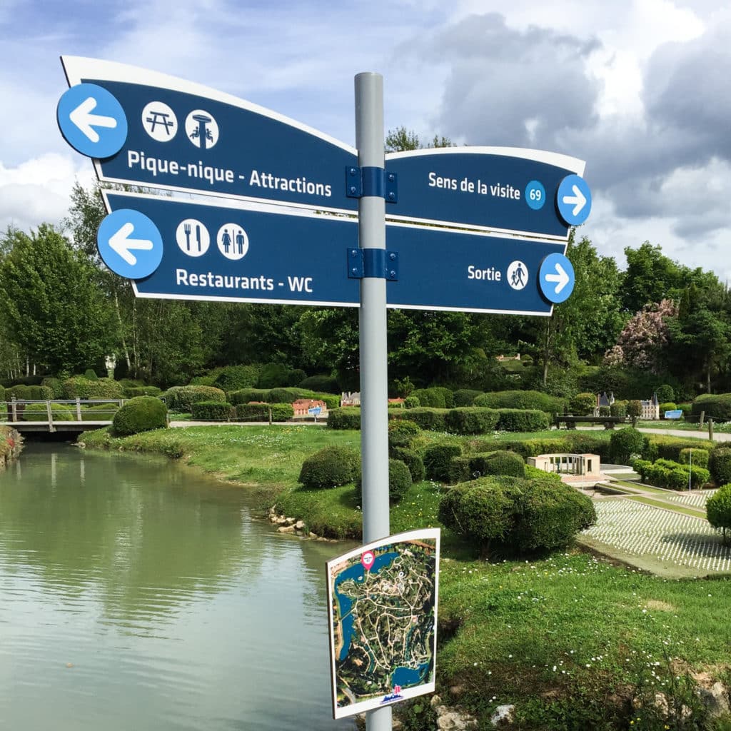 Ensemble de panneaux de signalétique directionnels fabriqué à Nantes par Graphitis