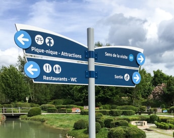 Ensemble de panneaux directionnels fabriqués dans la région nantaise