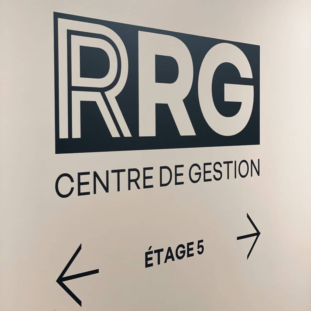 Signalétique directionnelle et logo au mur dans une entreprise
