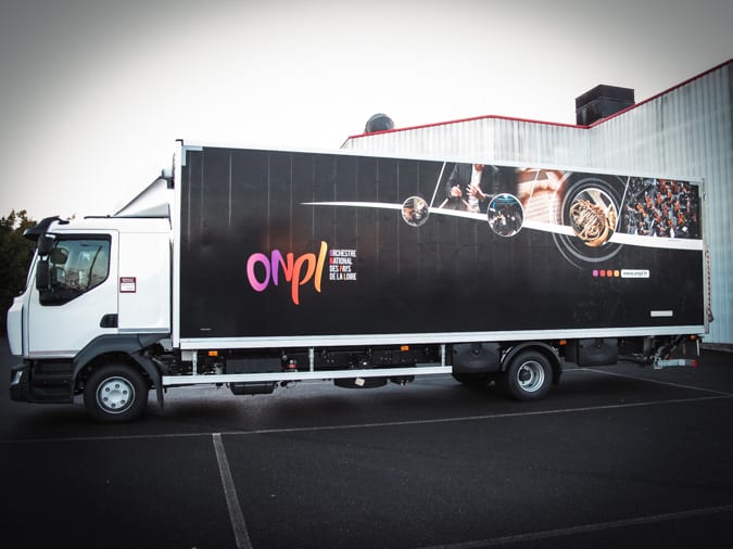 signalétique évènementielle sur un camion