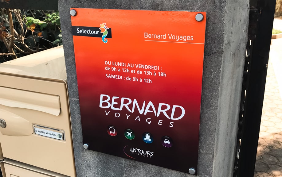 Plaque signalétique extérieure agence de voyages Bernard Voyages