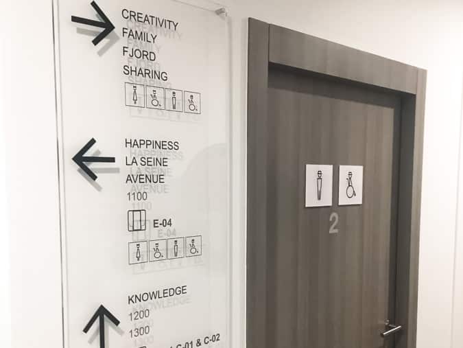 Ensemble de signalétique d'hôtel avec signalétique directionnelle et informative