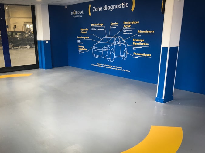 signalétique informative intérieure dans les locaux d'un centre Mondial Parebrise