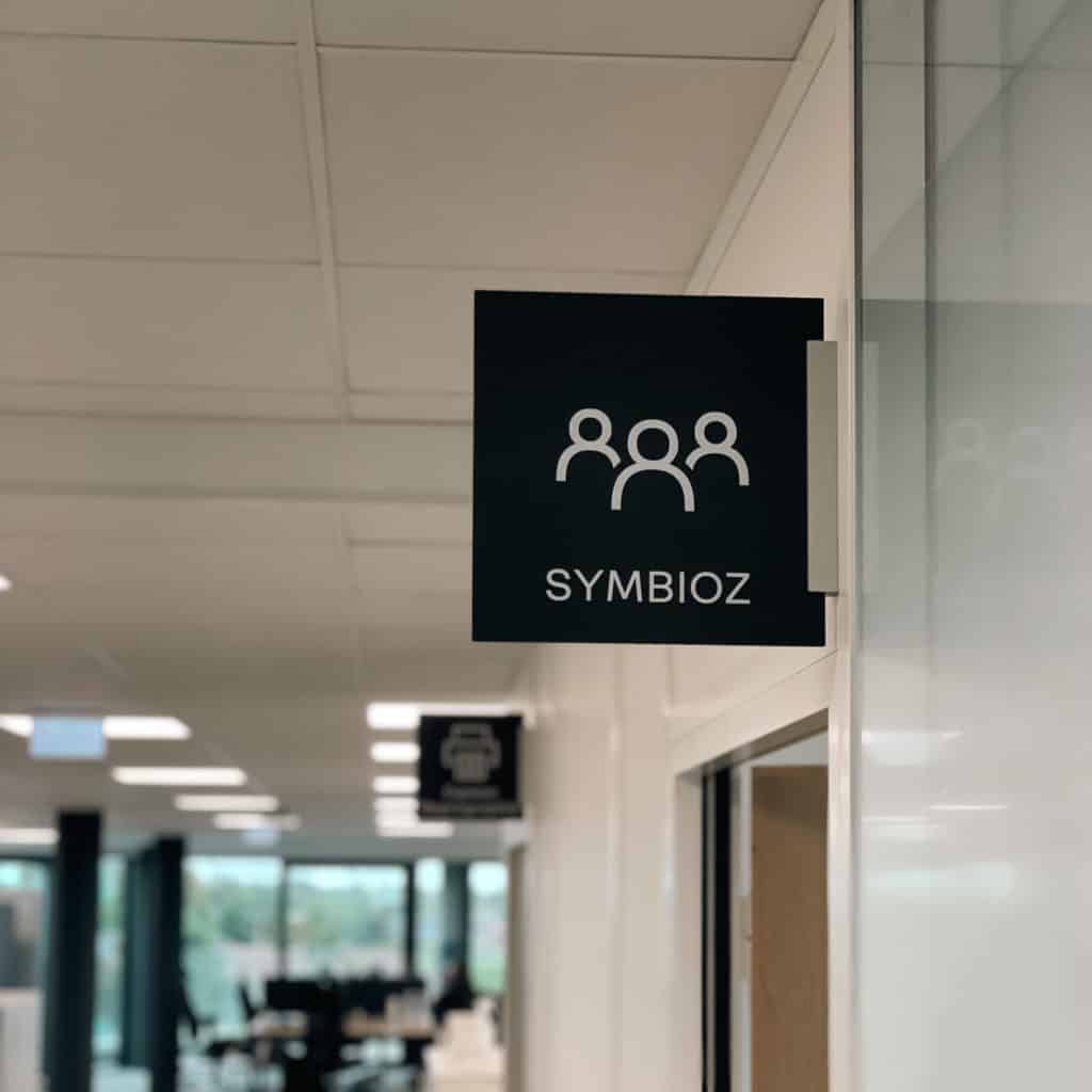 Exemple de signalétique intérieure installée dans des bureaux sur Nantes