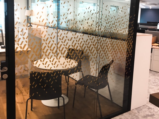 signalétique intérieure dans des bureaux avec une vitrophanie décorative