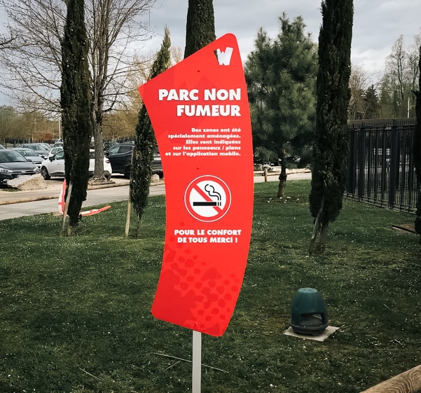 signalétique extérieure informative installé à l'entrée d'un lieu recevant du public