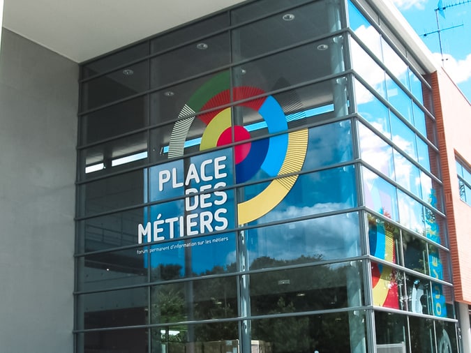 Signalétique à l'entrée d'un forum salon