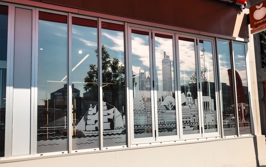 Habillage vitrine personnalisé pour ouverture de magasin à Nantes