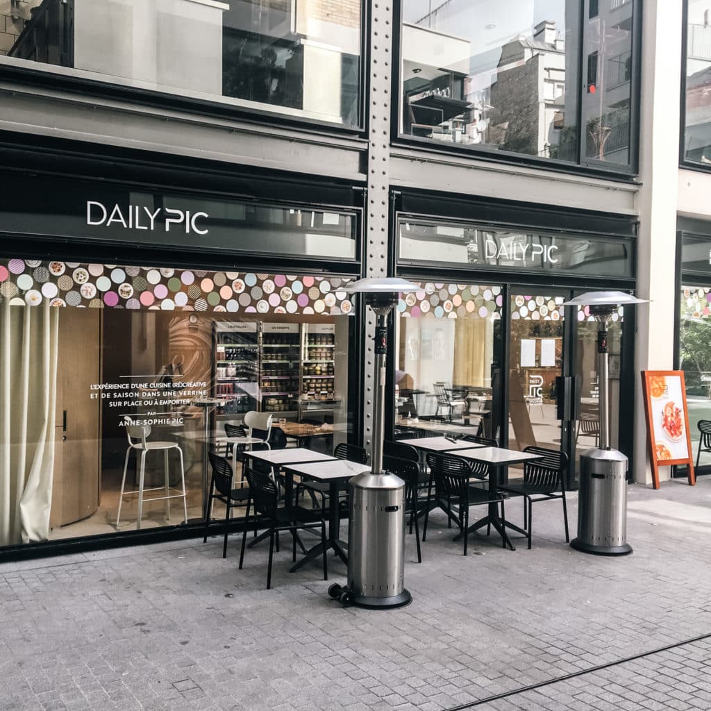 Affichage d'informations de restaurants grâce à des stickers sur la vitre