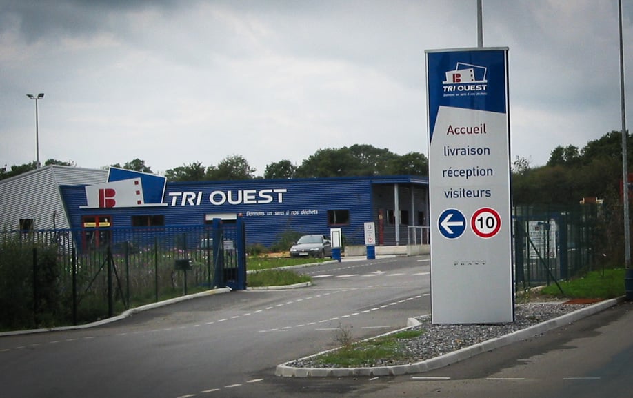 Totem d’entreprise installé à l’entrée du site TRI OUEST