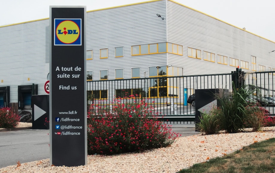 Totem de magasin installé dans la région nantaise à Sautron