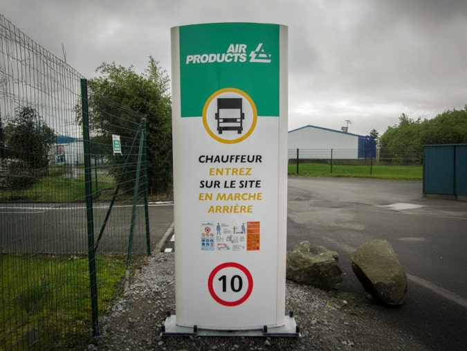 Totem à l'extérieur devant une entreprise