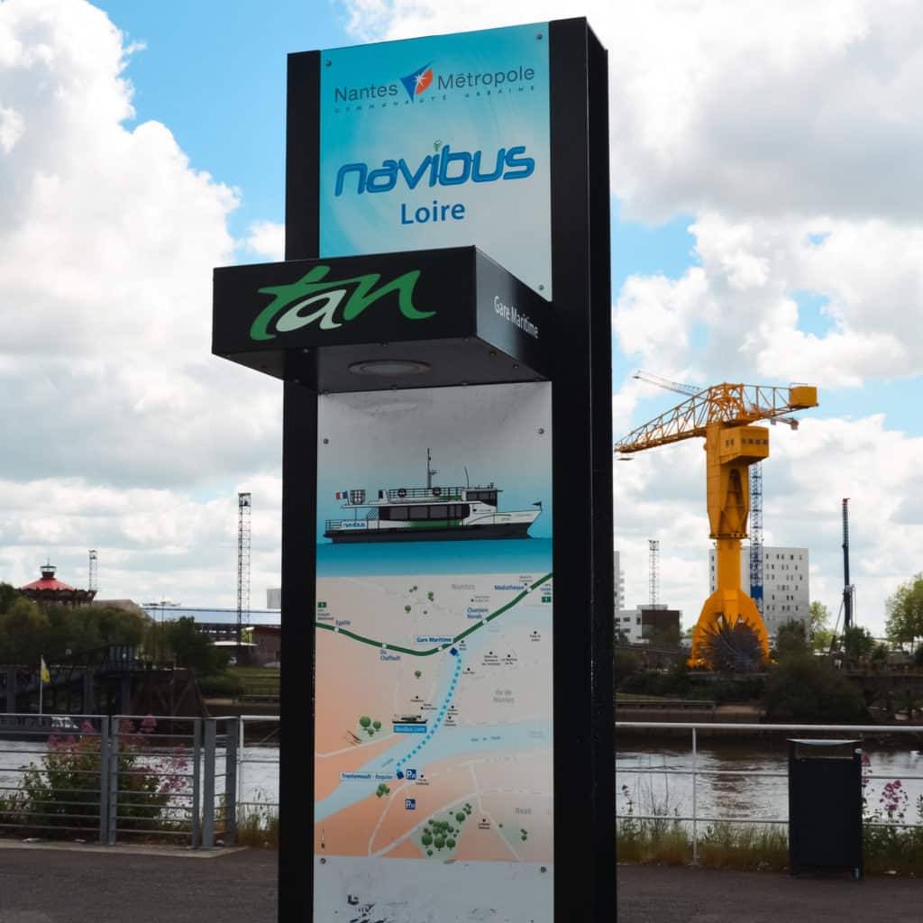Totem signalétique extérieur Nantes métropole Navibus