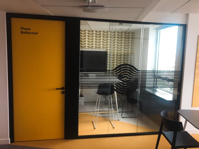 vitrophanie dans une zone de travail dans des bureaux