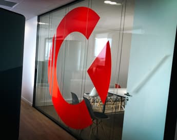 Exemple de vitrophanie sur mesure réalisé pour des bureaux nantais