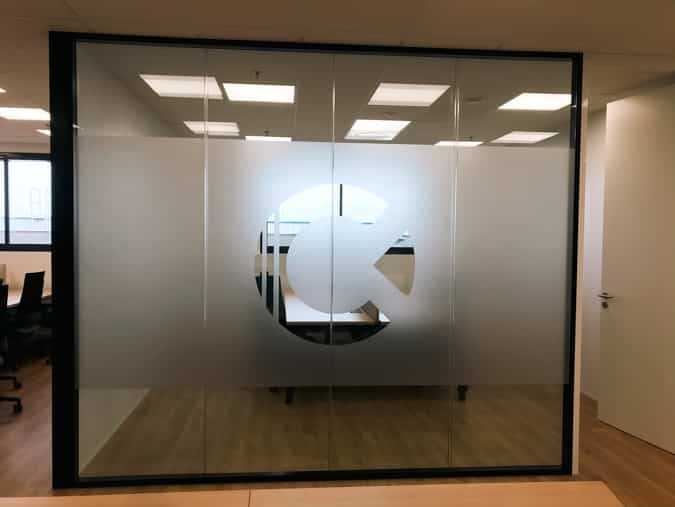 vitrophanie sur mesure pour bureaux