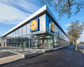 Caisson enseigne lumineux sur la façade d'un magasin Lidl