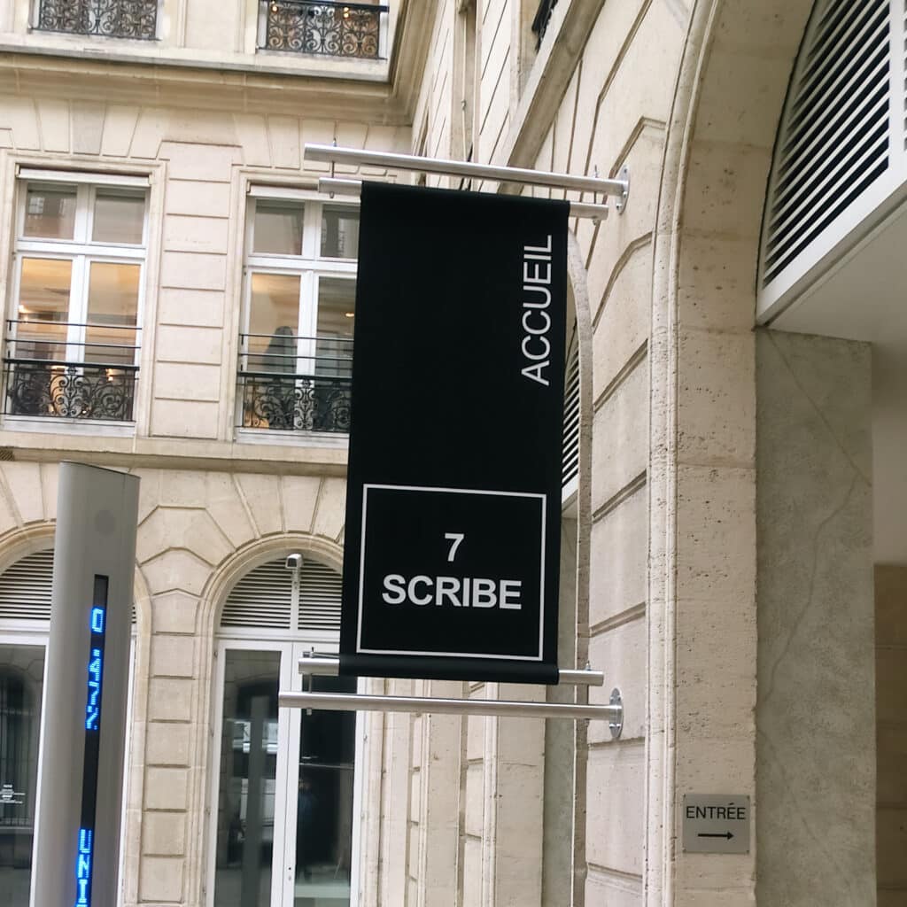 Enseigne drapeau fabriquée à Nantes par Graphitis