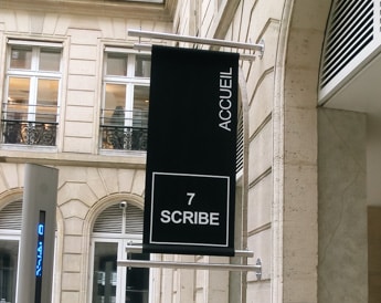 Enseigne drapeau double face installée à Nantes
