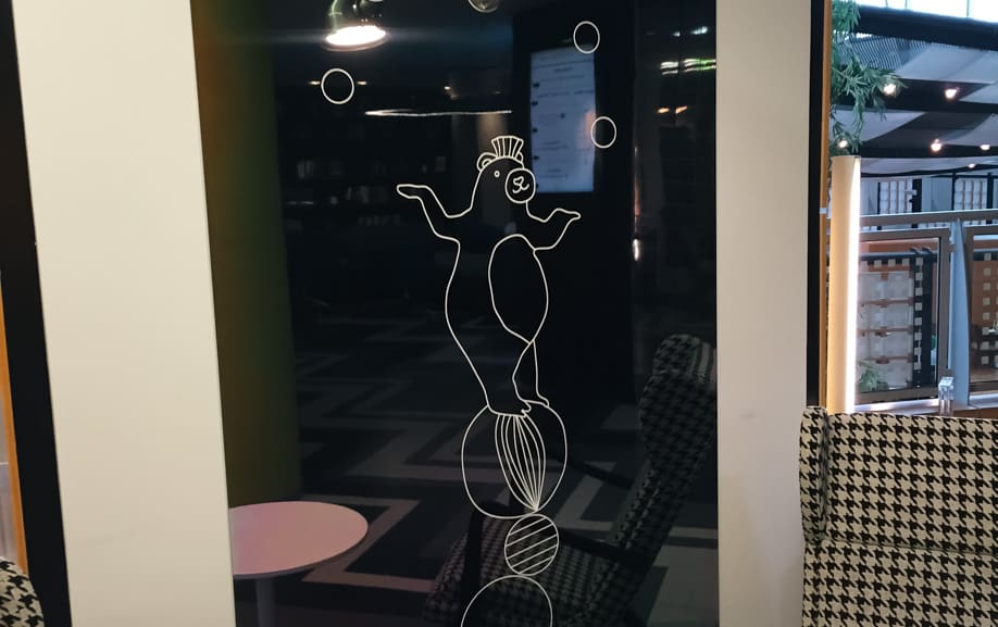 Décoration murale installé par Graphitis dans un hôtel à Roissy