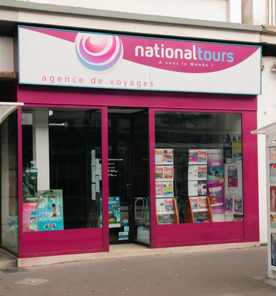 Enseigne sur la façade d'une boutique