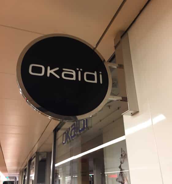 Enseigne caisson dans un centre commercial