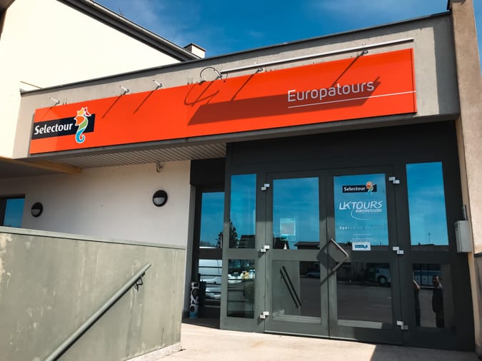Enseigne de commerce d'agence de voyages