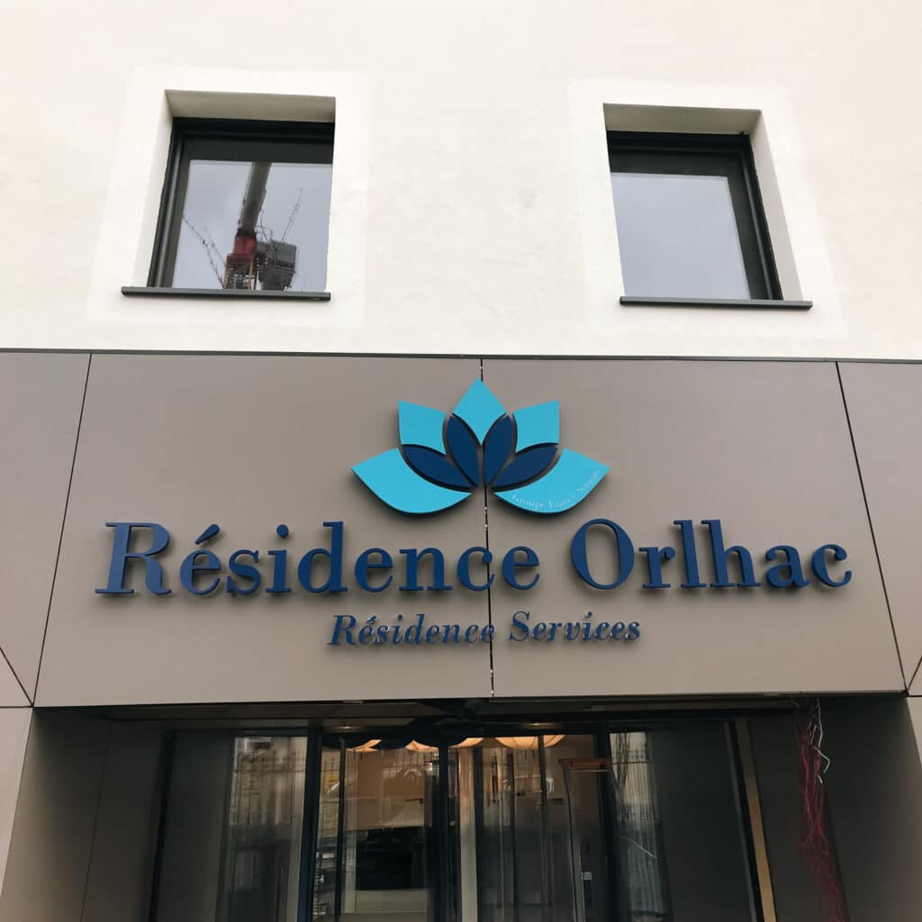 Enseigne en lettres découpées posée sur une façade d'entreprise à Nantes