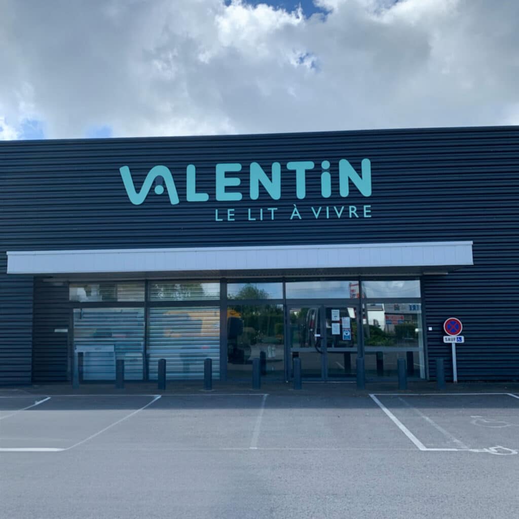 Enseigne de magasin en lettres découpées fabriqué à Nantes