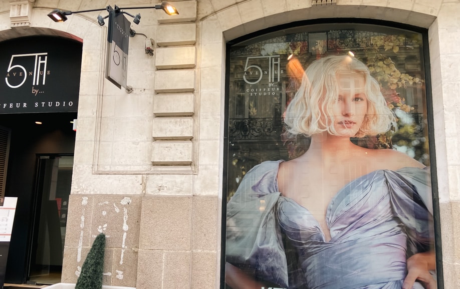 Façade vitrine de magasin dans le centre de Nantes