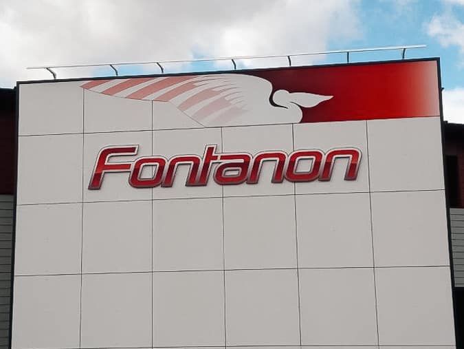 Ensemble de panneaux d'enseignes installés sur la façade d'une entreprise