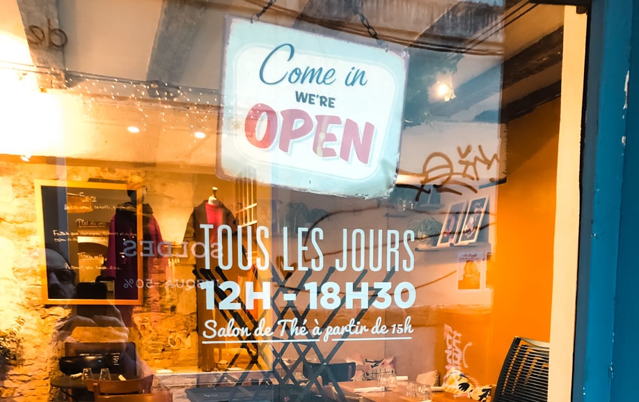 Ensemble de vitrophanies installées par Graphitis sur la vitrine d'un restaurant salon de thé nantais